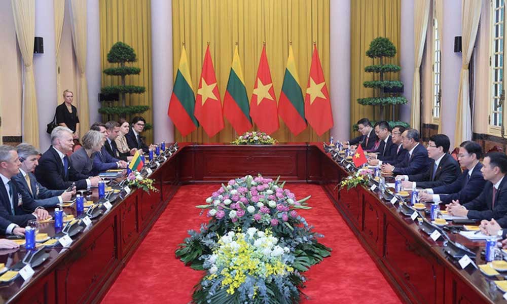 Vietnamese President holds talks with Lithuanian counterpart